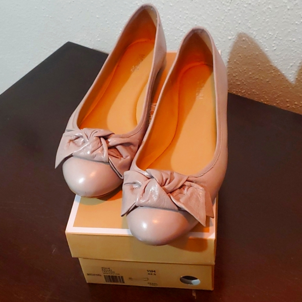 Michael kors nude ballerina bow flat size 11m